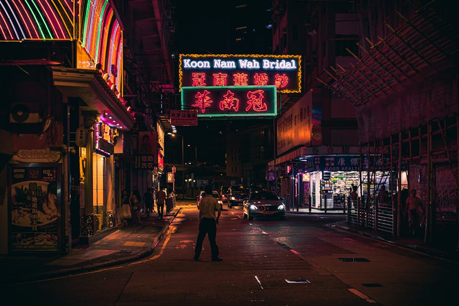 香港街头夜景中的繁体中文霓虹灯招牌