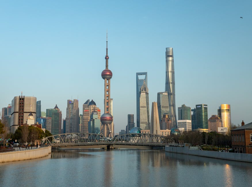 上海陆家嘴金融区白天的天际线