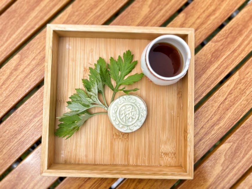 英国男子喝茶看着上海景色