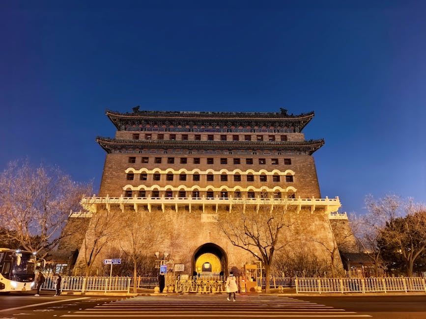 北京前门大街熙熙攘攘的人群和建筑