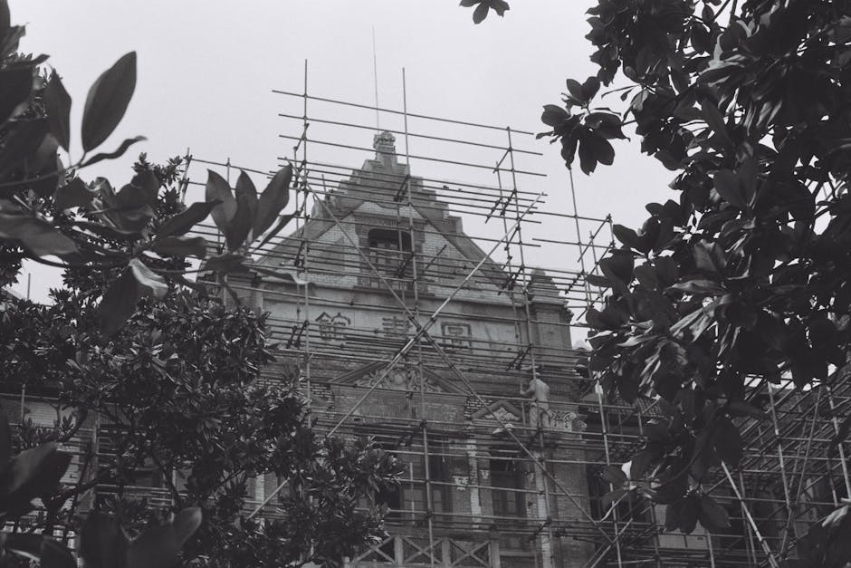 Restoration work on a historical building in the Summer Palace