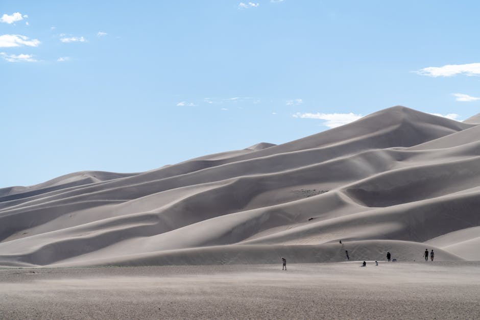 徒步旅行者攀登箭扣长城陡峭的废墟段