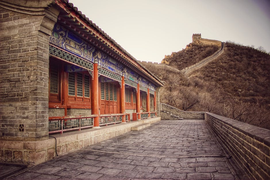 长城上松动的砖块特写